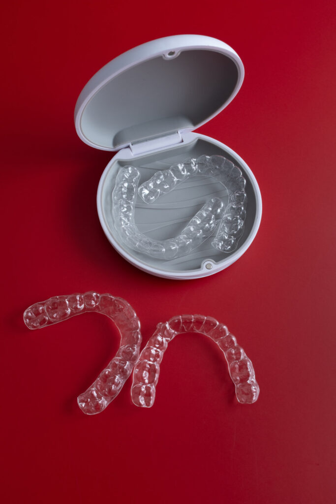 Transparent invisible dental aligners or braces aplicable for an orthodontic dental treatment